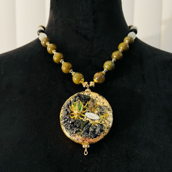 Olive Green Jade Necklace Pendant Gold Tone With Beetle - Picture 6 of 7